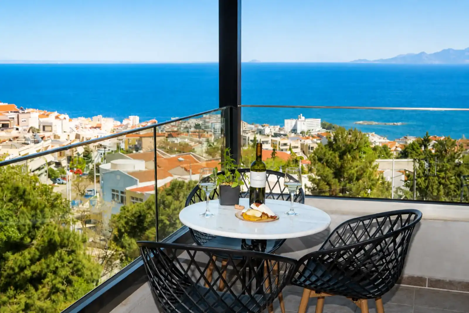 Τραπέζι με κρασί στο μπαλκόνι, πάνω από την ακτή της Καβάλας και το Αιγαίο