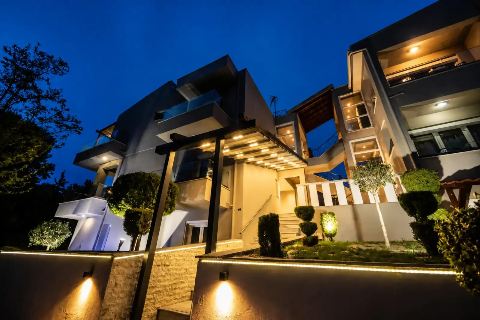 Το Blue View Apartments φωτισμένο το βράδυ