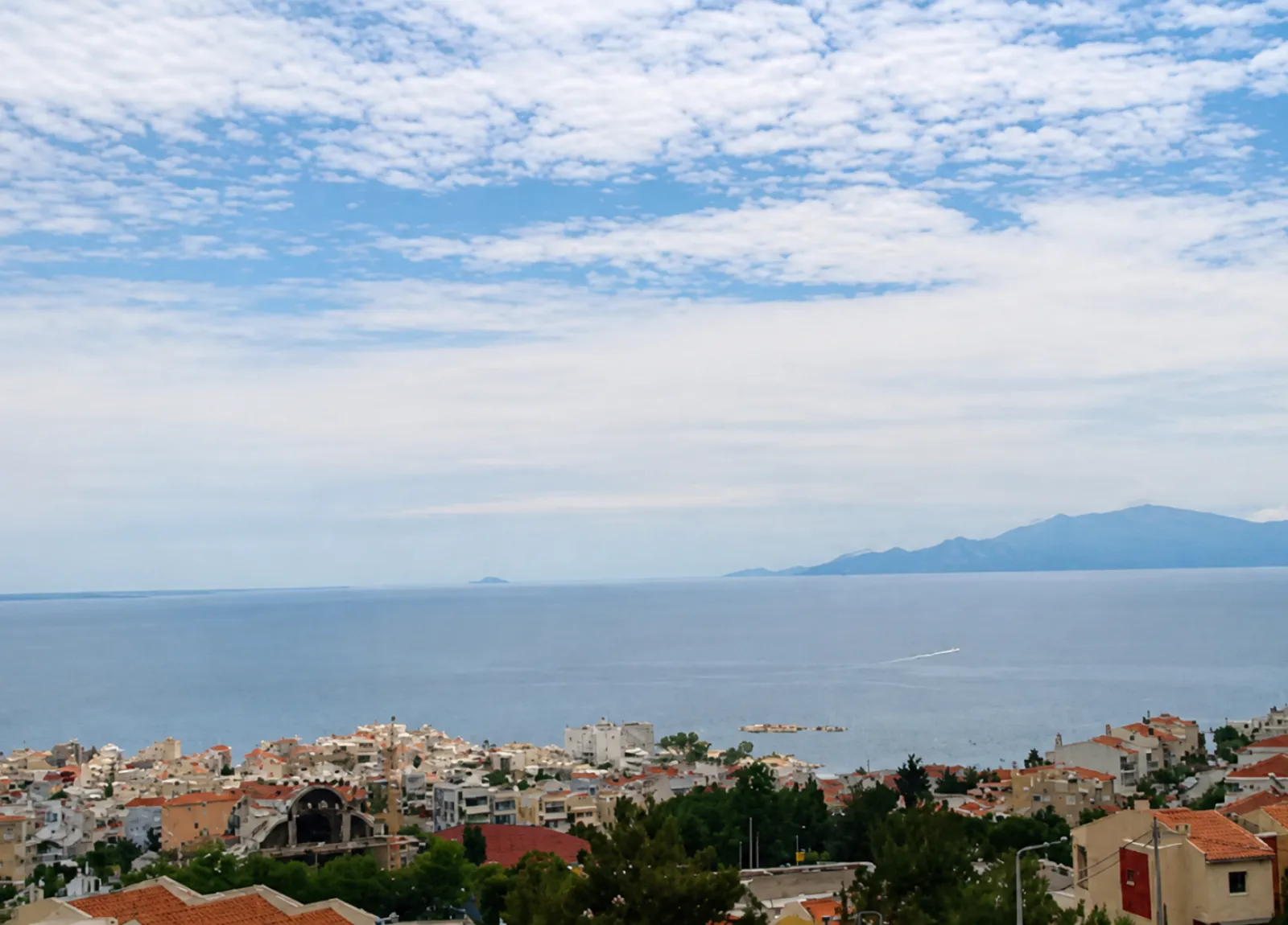 Θέα πάνω από τις στέγες της Καβάλας προς το Αιγαίο και την απέναντι ακτή