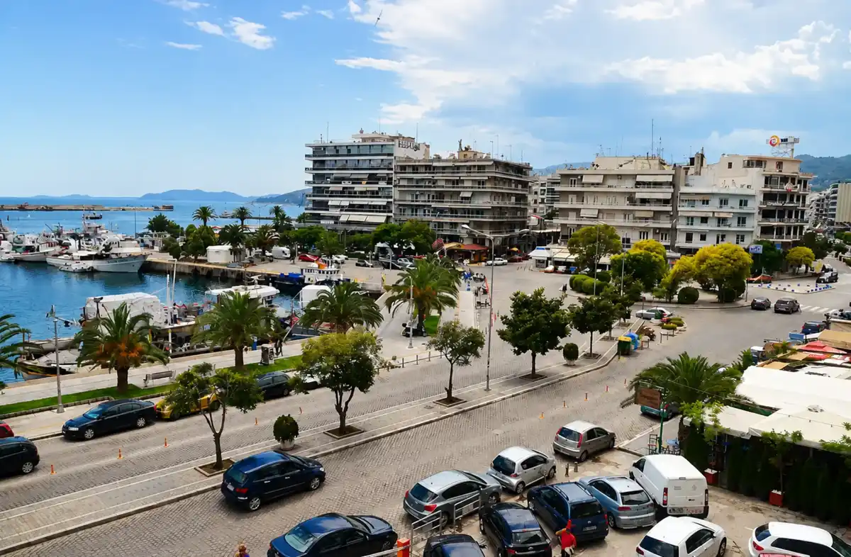 Παραλιακή ζώνη της Καβάλας με ψαρόβαρκες, φοίνικες και θάλασσα